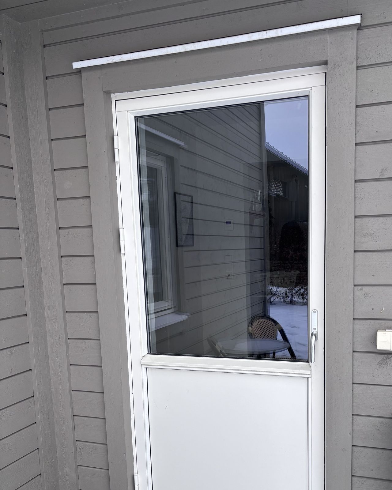 Nytt glassfelt montert i ytterdør