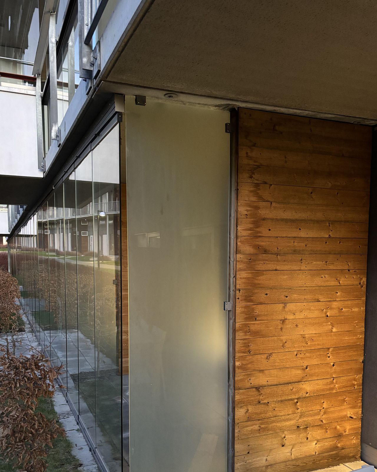 Glassparti i næringsbygg, ferdig montert