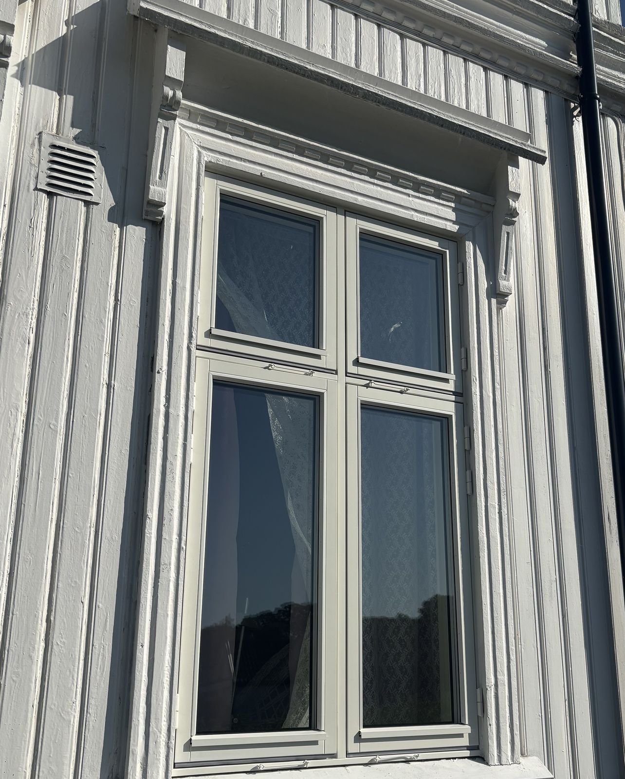 Restaurert sprossevindu i eldre trehus